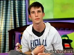 Young Chinese twink enjoys muscular daddy in raw gay sex video